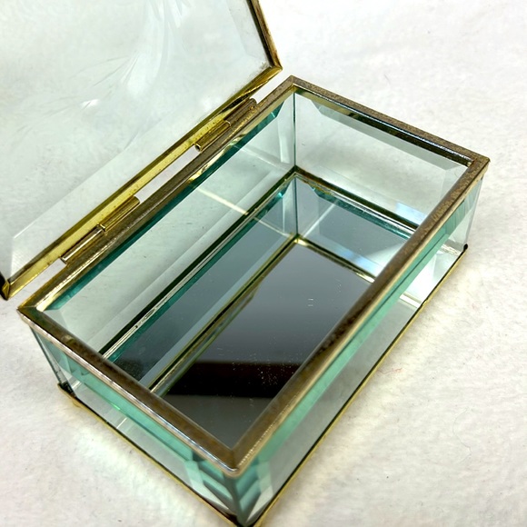 5” Glass and mirrored bottom jewelry/trinket box with gold tone edges and feet - Picture 3 of 6